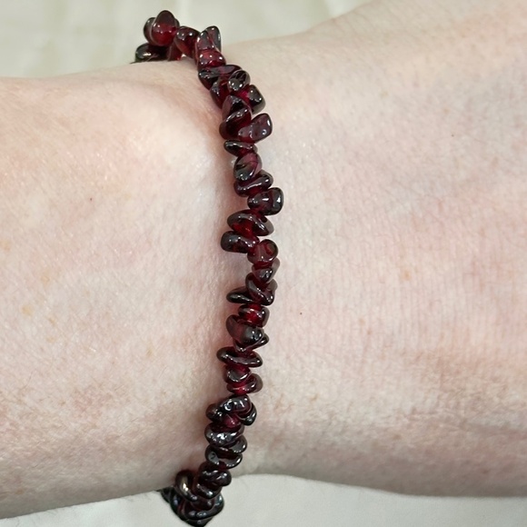 Red Garnet Chip Stone Stretchy Bracelet it Excellent Condition - Picture 9 of 13